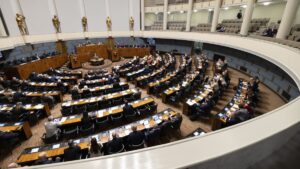 Kolumni: Politiikan rakenteellinen etäisyys kansasta